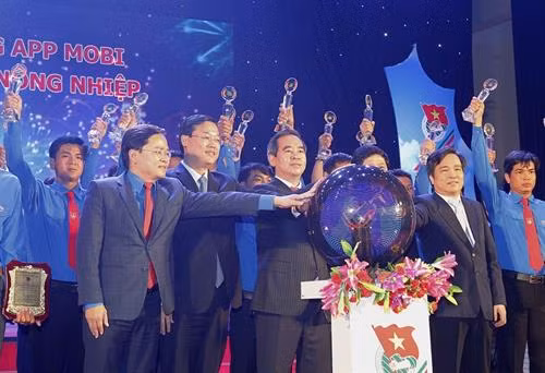 Trong buổi lễ trao giải thưởng Lương Định Của, các đại biểu nhấn nút khai trương ứng dụng điện thoại thông minh để chuyển giao tiến bộ khoa học kỹ thuật cho thanh niên và nhân dân. Ảnh: Văn Điệp – TTXVN