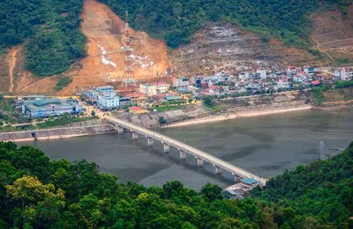 Cầu Nậm Cản - Cơ Khí bắc qua lòng hồ thủy điện nối đôi bờ thị xã. Ảnh: Xuân Tư – TTXVN