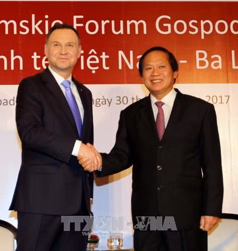 Tổng thống Ba Lan Andrzej Duda với Bộ trưởng Bộ Thông tin và Truyền thông Trương Minh Tuấn tại diễn đàn. Ảnh: Thanh Vũ-TTXVN