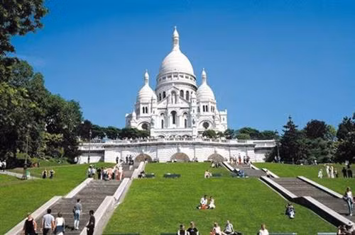 Nhà thờ Sacré-Cœur trên đỉnh đồi Montmartre