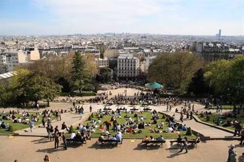 Trên đỉnh đồi Montmartre, mọi người có thể nhìn thấy toàn cảnh Paris