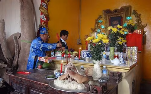 Nghi thức Lễ Cầu Ngư được tiến hành trang nghiêm. Ảnh: Đức Thọ - TTXVN
