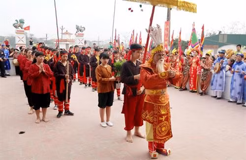Lễ hội Vua Hùng dạy dân cấy lúa. Ảnh: Trung Kiên - TTXVN