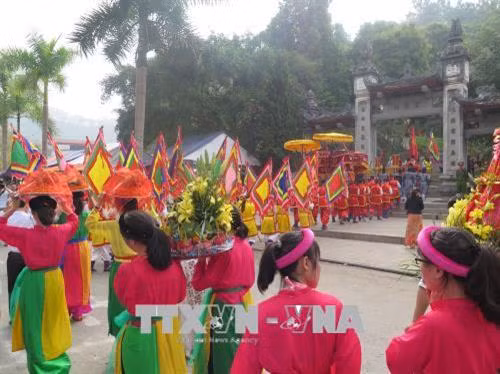 Nghi thức vào dâng hương tại đền Thượng. Ảnh: Lục Hương Thu - TTXVN