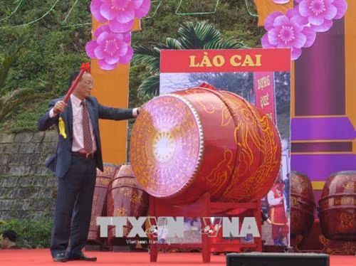 Bí thư Thành ủy Lào Cai Mai Đình Định đánh trống khai hội. Ảnh: Lục Hương Thu - TTXVN