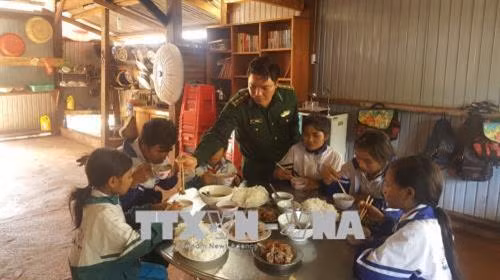 Bếp ăn tình thương của Ban chỉ huy Đồn biên phòng của khẩu Quốc tế Lệ Thanh nuôi dưỡng cho 14 em học sinh dân tộc thiểu số có hoàn cảnh khó khăn trên địa bàn. Ảnh: Hồng Điệp - TTXVN