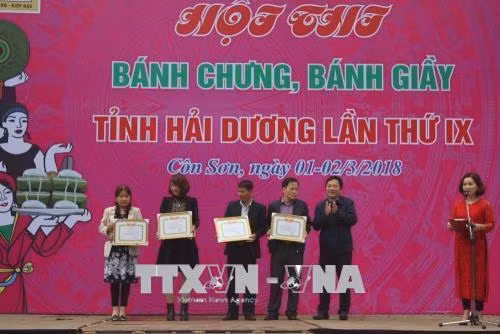 Khen thưởng 4 đơn vị tích cực tham gia hội thi. Ảnh: Mạnh Minh- TTXVN