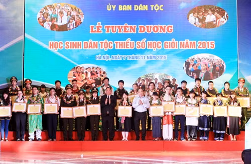Phó Thủ tướng Chính phủ Nguyễn Xuân Phúc chụp ảnh chung với các học sinh dân tộc thiểu số học giỏi năm 2015. Ảnh: Phạm Kiên- TTXVN