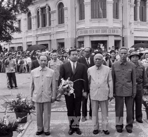 Chủ tịch nước Tôn Đức Thắng, Chủ tịch Uỷ ban thường vụ Quốc hội Trường Chinh, Thủ tướng Phạm Văn Đồng, Phó Thủ tướng - Đại tướng Võ Nguyên Giáp đón tiếp Samdech Norodom Sihanouk, Quốc trưởng Campuchia, Chủ tịch Mặt trận Thống nhất dân tộc Campuchia sang thăm chính thức Việt Nam (ngày 25/5 - 8/6/1970). Ảnh: Tư liệu TTXVN