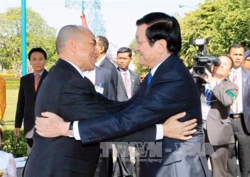 Quốc vương Campuchia Preahbat Samdech Preah Boromneath Norodom Sihamoni đón Chủ tịch nước Trương Tấn Sang thăm cấp Nhà nước Vương quốc Campuchia (23/12/2014). Ảnh: TTXVN