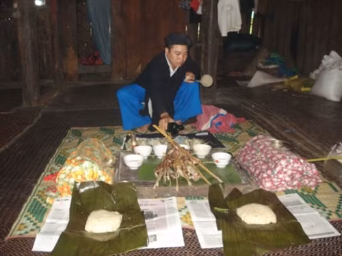Một nghi thức cúng chín trong Lễ cúng sức khỏe của dân tộc Lô Lô đen Bảo Lạc.