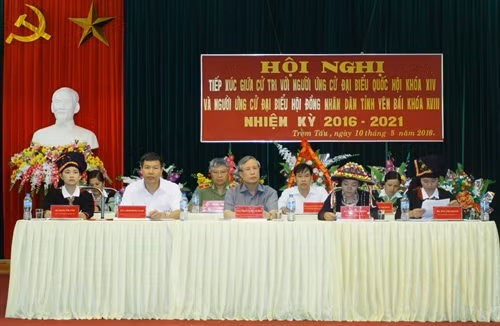 Ông Trần Quốc Vượng (thứ ba từ trái sang), Ủy viên Bộ Chính trị, Bí thư Trung ương Đảng cùng các ứng cử viên đại biểu Quốc hội khoá XIV tiếp xúc cử tri tại huyện Trạm Tấu (Yên Bái). Ảnh: TTXVN