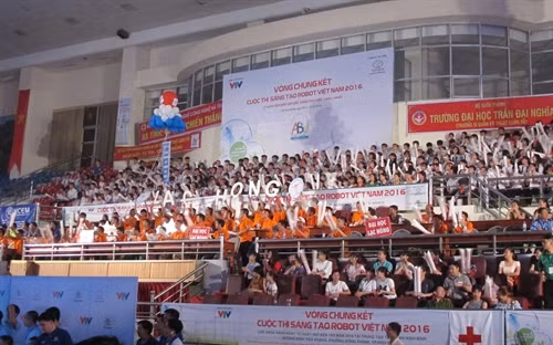 Cuộc thi thu hút rất động khán giả là các học sinh, sinh viên. Ảnh: Ninh Đức Phương – TTXVN
