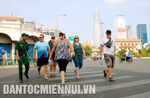 Du khách quốc tế tham quan, dạo phố các tuyến đường trung tâm thành phố Hồ Chí Minh. Ảnh: An Hiếu