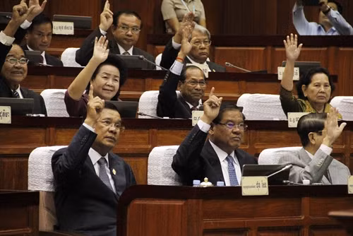 Thủ tướng Campuchia Hun Sen (trái) và các nghị sĩ tại cuộc họp khẩn của Quốc hội ở Phnom Penh ngày 12/4. THX/TTXVN