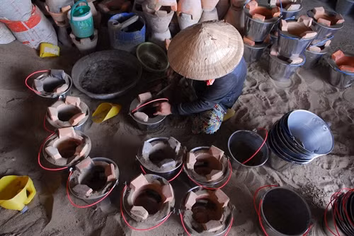 Tại thị trấn Hòn Đất (Kiên Giang) hiện còn hơn 100 gia đình lưu giữ và gắn bó với nghề thủ công truyền thống nắn nồi đất
