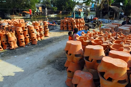 Sản phẩm của làng nghề thủ công truyền thống nắn nồi đất.