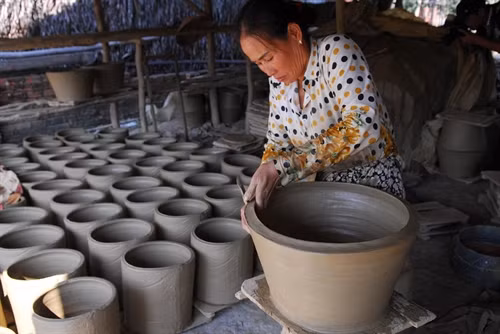 Các sản phẩm đều được làm thủ công dưới đôi tay khéo léo của người thợ.