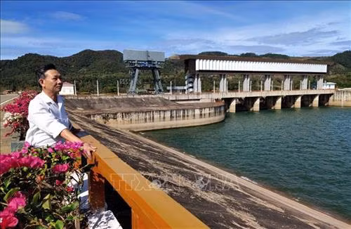 Ông Ngô Tiến Sâm (quê quán Ứng Hòa, Hà Nội), nguyên Đội phó Đội khoan hầm thuộc công trình Thủy điện Ya Ly bồi hồi bên công trình Thủy điện Ya Ly. Ảnh: Dư Toán – TTXVN.