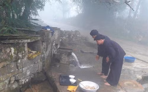 Từ ngày mùng 8 tháng Giêng, người Hà Nhì đen ở thôn Lao Chải 1 đã mổ gà, mổ chó làm lễ căng dây cấm bản trong 5 ngày để thực hiện lễ Gà Ma Do. Rạng sáng mùng 9 tháng Giêng, các gia đình làm cơm cúng tổ tiên ở bàn thờ gia tiên. Một người cao tuổi trong thôn được lựa chọn mang lửa đến đầu nguồn nước của bản để nổi lửa đun nước. Mỗi gia đình cử một nam thanh niên mang một thanh củi đến góp và tham gia lễ cúng đầu nguồn nước. Mọi người cùng thu gom rác, dọn vệ sinh, làm sạch khu vực có nguồn nước của bản. Thầy cúng mổ một đôi gà trống mái làm lễ hiến tế Thần Nước. Các lễ vật gồm thịt gà, thịt lợn, chè gừng, rau, rượu… được đặt lên bàn thờ đá. Hai thầy cúng làm lễ cúng thể hiện sự thành kính, tri ân Thần Nước, cầu mong vị thần ban cho thôn những điều tốt đẹp. Sau lễ cúng Thần Nước, thầy cúng là người đầu tiên được phép lấy nước để mang đi làm lễ cúng Thần Rừng tại rừng cấm của thôn. Đại diện các gia đình khấn vái trước bàn thờ đá với tâm nguyện bảo vệ nguồn nước của thôn.