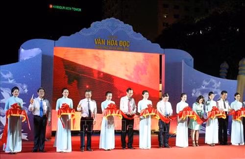 Ông Nguyễn Thành Phong, Chủ tịch Ủy ban Nhân dân Thành phố Hồ Chí Minh cùng các đại biểu cắt băng khai mạc Ngày hội. Ảnh: Thanh Vũ - TTXVN