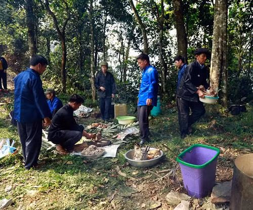 Người dân đi dự lễ cúng rừng từ rất sớm. Công tác chuẩn bị đồ cúng do đàn ông thực hiện. Các thầy cúng khấn xin thần linh phù hộ những điều tốt đẹp. Tiếp đó, mọi người trong thôn cùng thắp hương cầu mong một năm mưa thuận gió hòa, sức khỏe, gia đình hạnh phúc. Đây cũng là dịp để mọi người quây quần nói chuyện về tình làng, nghĩa xóm. Sau lễ cúng rừng, các trò chơi dân gian được tổ chức. Phụ nữ hào hứng chơi trò đánh cầu lông truyền thống. Chơi quay một trong những trò chơi dân gian không thể thiếu trong những ngày lễ của phụ nữ Pa Dí.