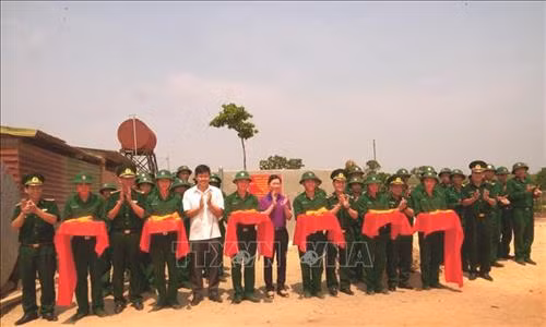 Bàn giao công trình nước sạch cho tiểu đoàn huấn luyện-cơ động, Bộ đội Biên phòng Gia Lai tại xã Ia Puh, huyện Chư Prông, tỉnh Gia Lai. Ảnh: TTXVN phát
