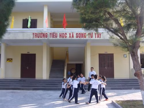 Các em học sinh trường tiểu học xã Song Tử Tây vui chơi trong giờ nghỉ giải lao