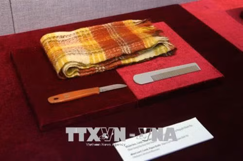 Tác phẩm “Nhật ký trong tù” của Chủ tịch Hồ Chí Minh. Ảnh: Thành Đạt – TTXVN Khăn len, lược, dao dọc giấy kỷ vật của nhà thơ Nguyễn Đình Thi. Ảnh: Thành Đạt – TTXVN Truyền đơn của Đảng Cộng sản Đông Dương kêu gọi nhân dân chống thực dân Pháp. Ảnh: Thành Đạt – TTXVN Đôi giày, viên gạch – Kỷ vật của Nhà thơ Tố Hữu được trưng bày. Ảnh: Thành Đạt – TTXVN