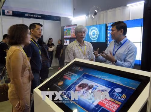 Khách tham quan triển lãm Vietnam ICTCOMM 2018. Ảnh: Hoàng Hải - TTXVN