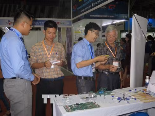 Khách tham quan triển lãm Vietnam ICTCOMM 2018. Ảnh: Hoàng Hải - TTXVN