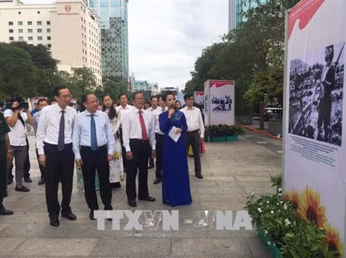 Các đại biểu tham quan triển lãm. Ảnh: Gia Thuận - TTXVN.