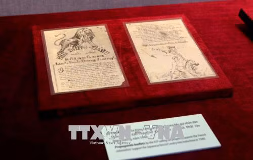 Tác phẩm “Nhật ký trong tù” của Chủ tịch Hồ Chí Minh. Ảnh: Thành Đạt – TTXVN Khăn len, lược, dao dọc giấy kỷ vật của nhà thơ Nguyễn Đình Thi. Ảnh: Thành Đạt – TTXVN Truyền đơn của Đảng Cộng sản Đông Dương kêu gọi nhân dân chống thực dân Pháp. Ảnh: Thành Đạt – TTXVN Đôi giày, viên gạch – Kỷ vật của Nhà thơ Tố Hữu được trưng bày. Ảnh: Thành Đạt – TTXVN