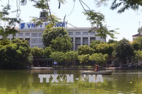 Công nhân Công ty Thoát nước Hà Nội vẫn phải làm việc ngoài trời. Ảnh: Danh Lam – TTXVN
