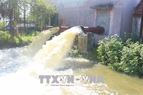 Trạm bơm nước với công suất 2.800 m3/giờ hoạt động liên tục để cung cấp đủ nước cho diện tích lúa ở huyện Bình Lục, Hà Nam Ảnh: Đại Nghĩa-TTXVN