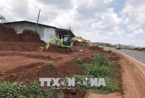 Tình trạng san gạt diễn ra phổ biến dọc đường Hồ Chí Minh qua tỉnh Đắk Nông. Ảnh: Anh Dũng – TTXVN