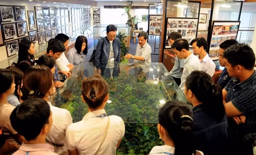 Các học viên thăm quan phòng truyền thống Cơ quan TTXVN khu vực phía Nam. Ảnh: An Hiếu- TTXVN