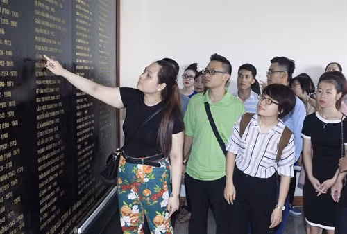 Các học viên thăm phòng tưởng niệm các Liệt sỹ Thông tấn xã Việt Nam. tại số 5 Lý Thường Kiệt - Hà Nội. Ảnh: Phạm Kiên - TTXVN