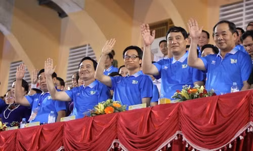 Phó Thủ tướng Vũ Đức Đam cùng các đại biểu dự khai mạc. Ảnh: Thanh Tùng-TTXVN
