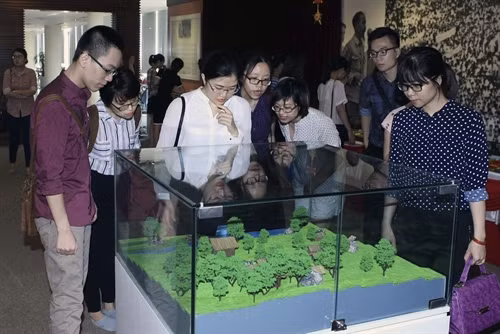 Các học viên thăm quan phòng truyền thống Thông tấn xã Việt Nam, tại số 5 Lý Thường Kiệt - Hà Nội. Ảnh: Phạm Kiên - TTXVN