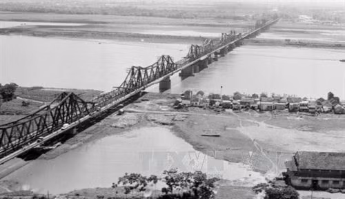 Khu vực cầu Long Biên, Hà Nội những năm đầu đổi mới 1986. Ảnh: Văn Bảo - TTXVN