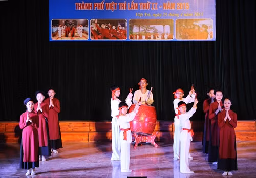 CLB hát Xoan Trường THCS Phượng Lâu (TP Việt Trì, tỉnh Phú Thọ) biểu diễn tiết mục "Nhập tịch mời vua - giáo trống giáo pháo". Ảnh: Minh Đức - TTXVN