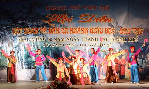 Một tiết mục hát múa trong hội diễn. Ảnh: Minh Quyết-TTXVN