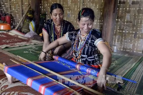 Nghề dệt truyền thống của đồng bào Cơ-tu. Ảnh: Thanh Hà - TTXVN