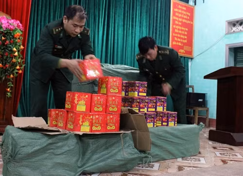 Bộ đội Biên phòng Cao Bằng kiểm tra số pháo lậu vừa thu giữ. Ảnh: Quốc Đạt - TTXVN