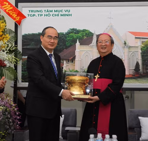 Chủ tịch Uỷ ban Trung ước MTTQ Việt Nam Nguyễn Thiện Nhân tặng quà Tổng Giám mục Giáo phận TP. Hồ Chí Minh, Chủ tịch Hội đồng Giám mục Việt Nam, Phaolô Bùi Văn Đọc. Ảnh: Thanh Vũ- TTXVN