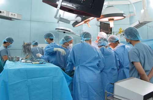 Các bác sĩ thực hiện ca ghép gan cho bệnh nhi Nguyễn Võ Trí Hào.