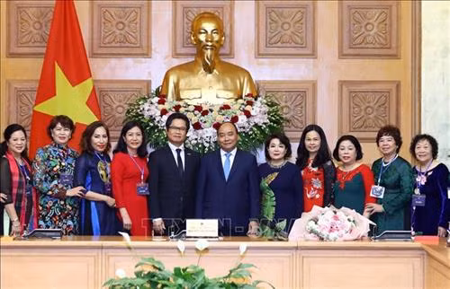 Thủ tướng Nguyễn Xuân Phúc chụp ảnh với các nữ doanh nhân tiêu biểu tại buổi gặp mặt. Ảnh: Thống Nhất - TTXVN