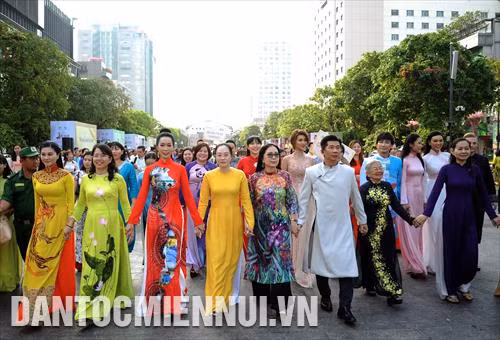 Các đại biểu, đại sứ hình ảnh áo dài của lễ hội áo dài Thành phố Hồ Chí Minh 2019 tham gia diễu hành áo dài tại phố đi bộ Nguyễn Huệ