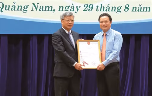 Đại diện Bộ Khoa học và Công nghệ trao Giấy chứng nhận chỉ dẫn địa lý sâm “Ngọc Linh” cho sản phẩm sâm củ Quảng Nam